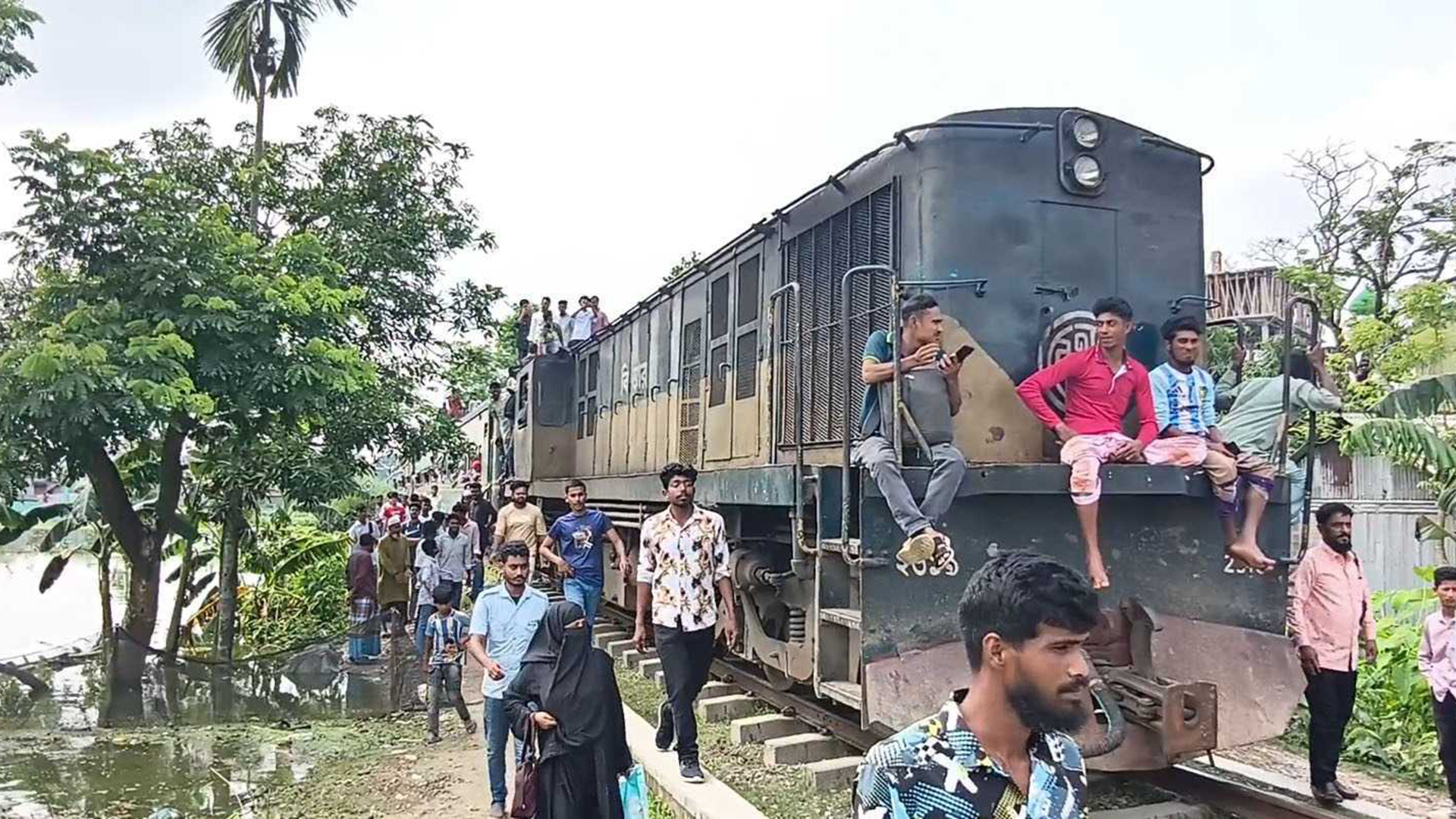 জলাবদ্ধতা থেকে রক্ষা পেতে জামালপুরে ট্রেন থামিয়ে রেলপথ অবরোধ