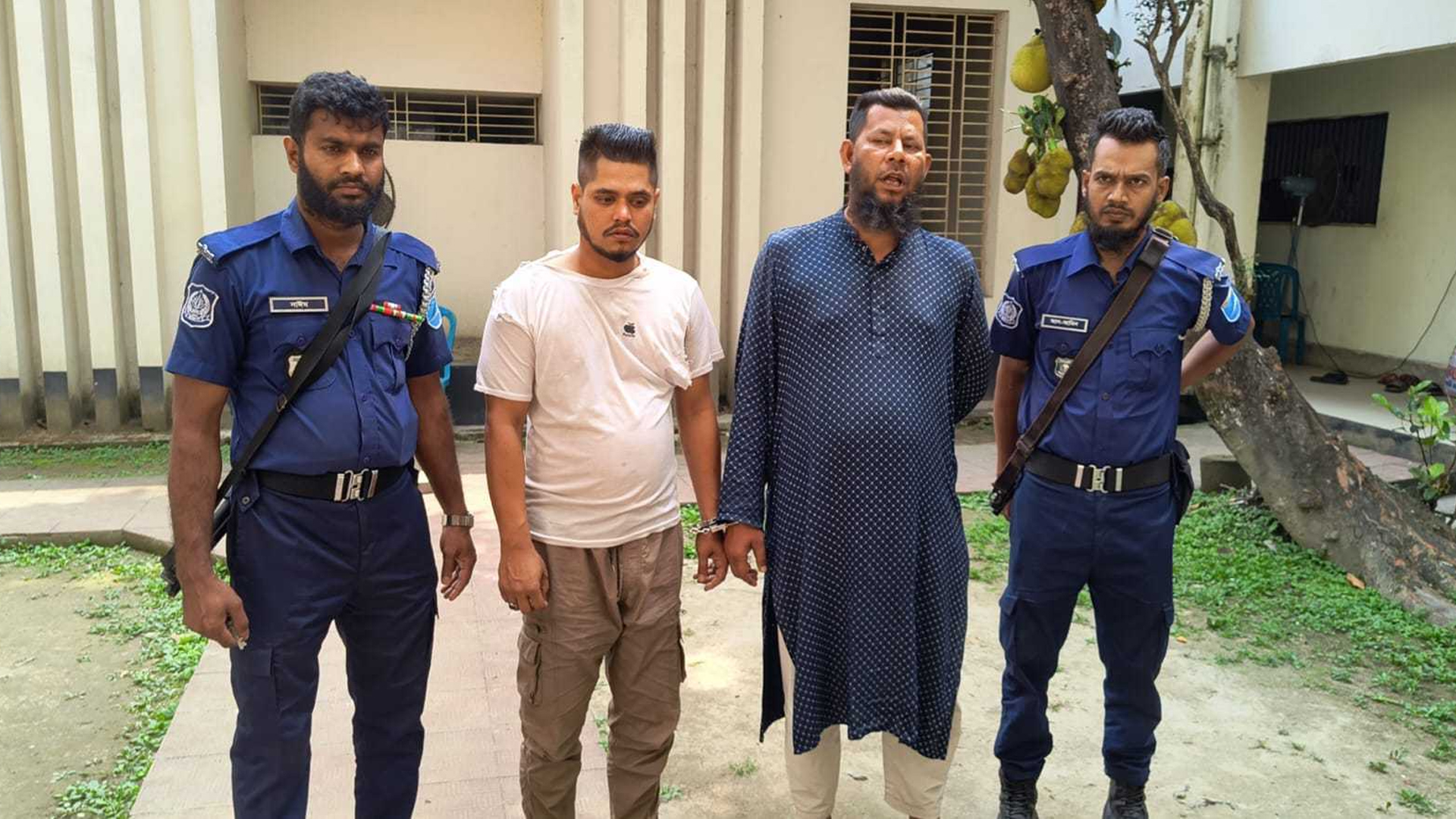 বাবা-মেয়েকে উঠিয়ে নিয়ে যাওয়ার সময় ২ অপহরণকারী আটক