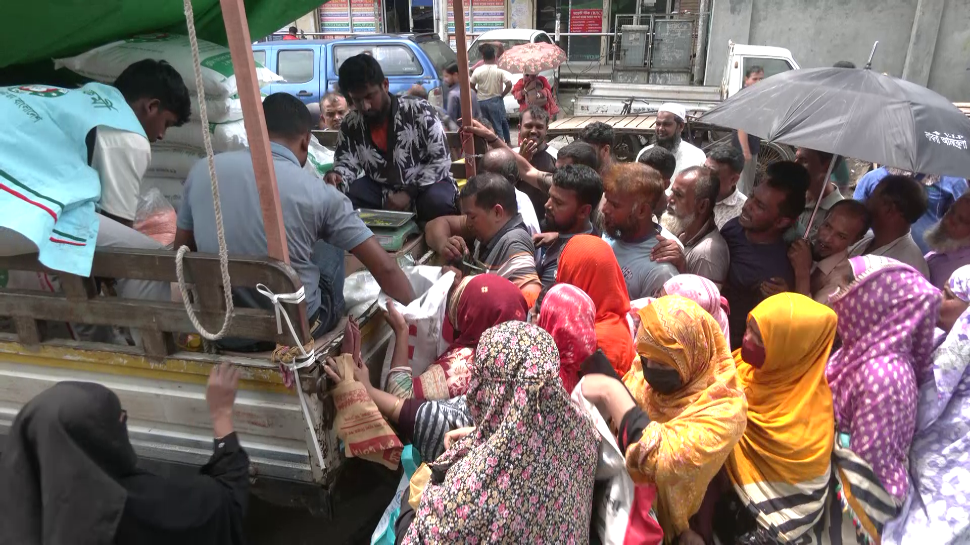 ট্রাকসেলে একাধিকবার টিসিবির পণ্য নিচ্ছেন সুযোগসন্ধানীরা, বঞ্চিত প্রকৃত উপকারভোগীরা