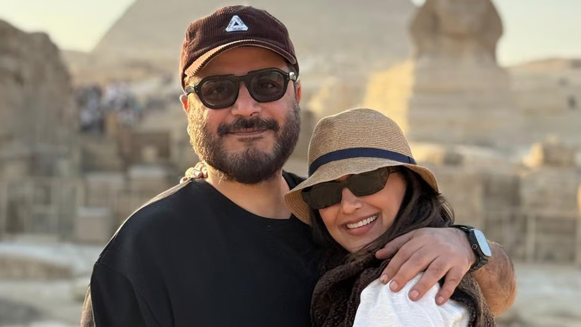 সোনালি বেন্দ্রে ও তার স্বামীর বিরুদ্ধে মামলা