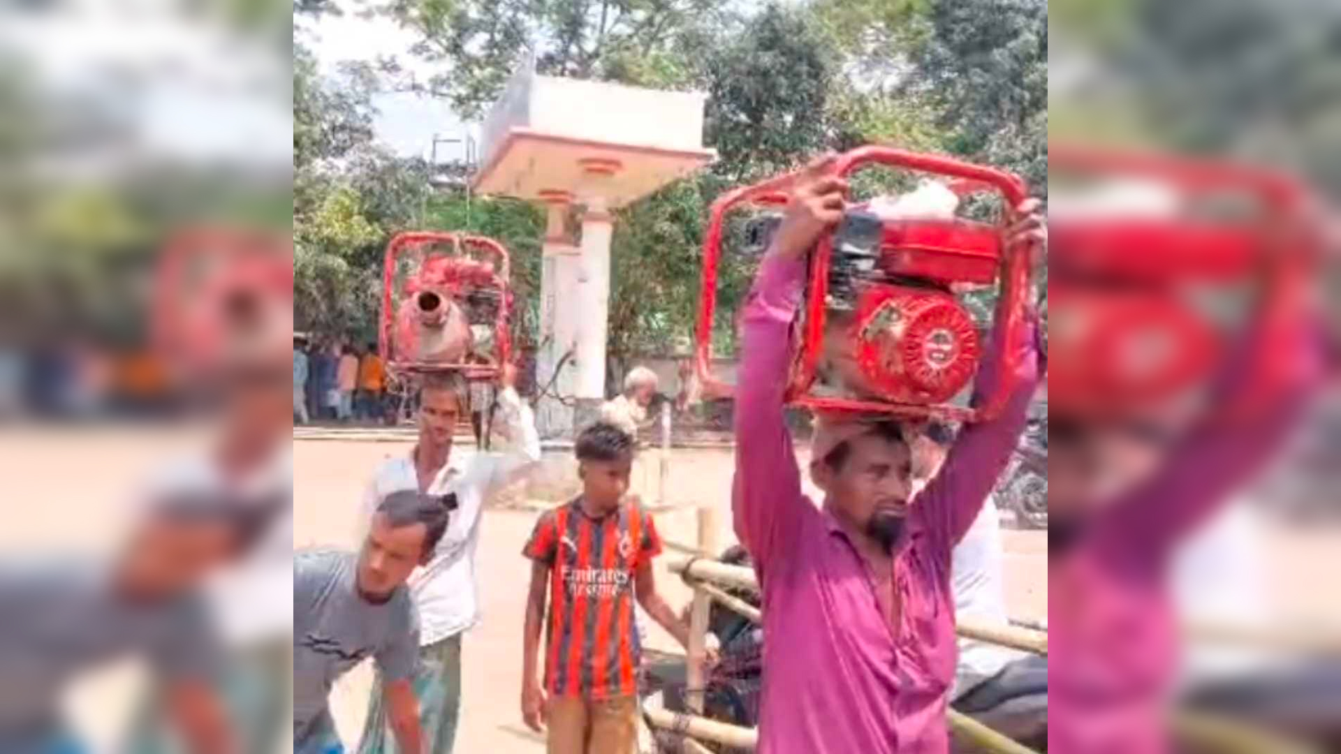 ডিজেল নিতে শ্যালো মেশিন মাথায় নিয়ে পাম্পে হাজির কৃষক