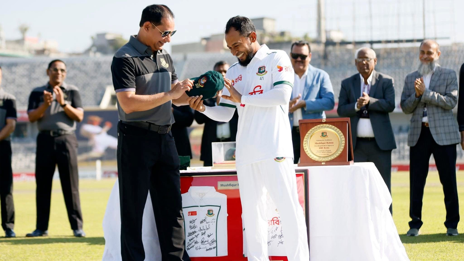 শততম টেস্টে মুশফিককে ক্যাপ পরিয়ে দিলেন বাশার-আকরাম, শান্তর আবেগঘন বক্তব্য