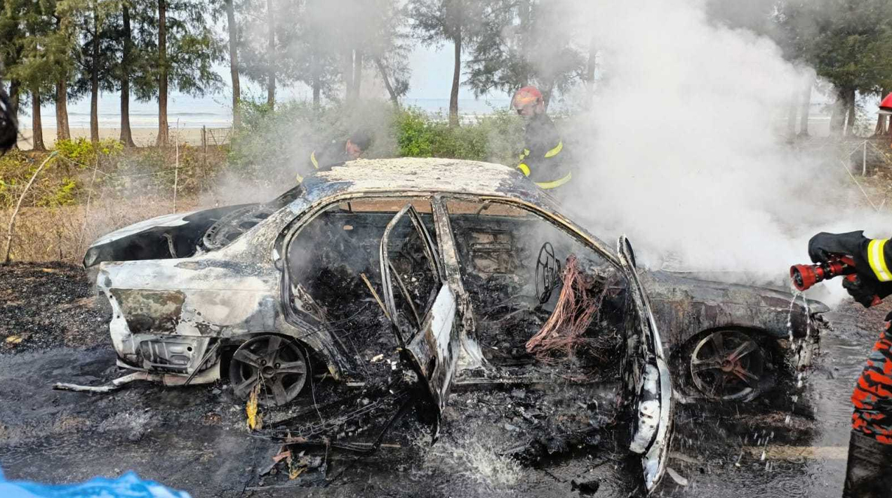 মেরিন ড্রাইভে ৪ যাত্রী নিয়ে ছুটে চলছিল প্রাইভেটকার, হঠাৎ পুড়ল আগুনে