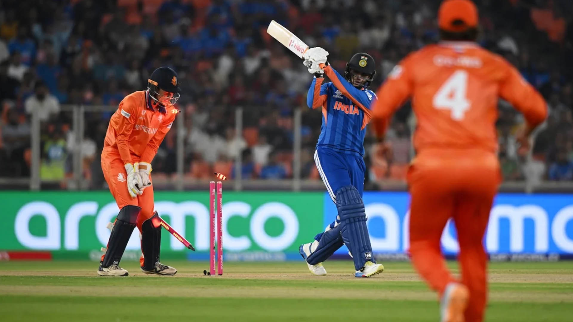 বিশ্বকাপে শূন্যের হ্যাটট্রিক করা অভিষেককে যে পরামর্শ দিলেন গাভাস্কার