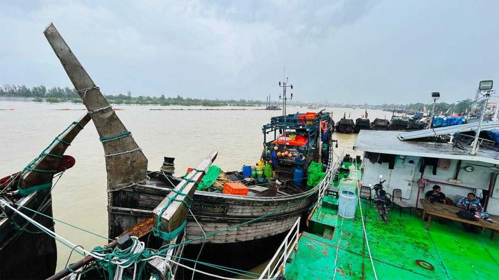 কক্সবাজারে মাছ ধরার নিষিদ্ধ ট্রলার জব্দ করল কোস্টগার্ড