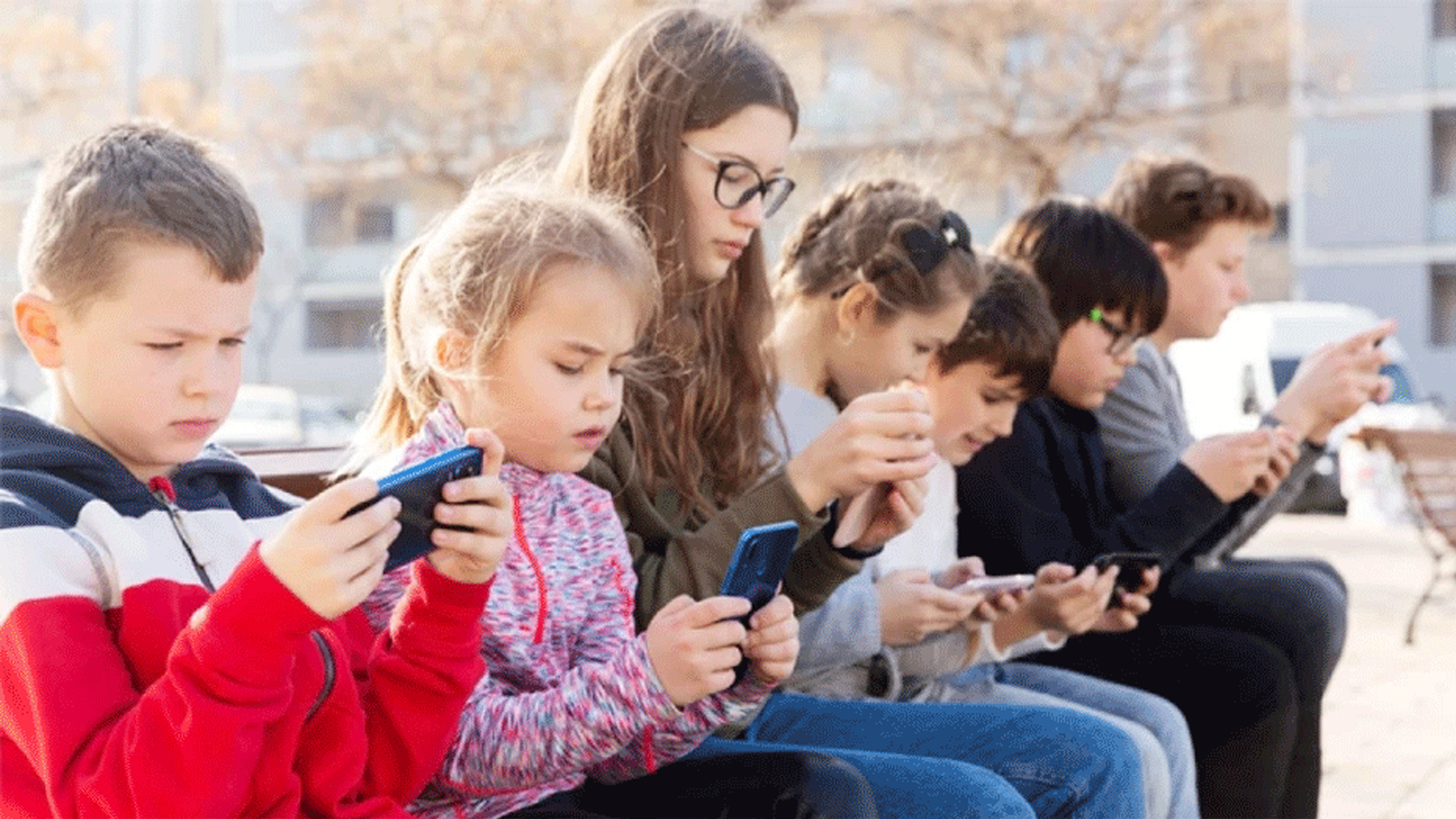 ১৫ বছরের কম বয়সিদের জন্য সামাজিক যোগাযোগমাধ্যম নিষিদ্ধ করছে ফ্রান্স