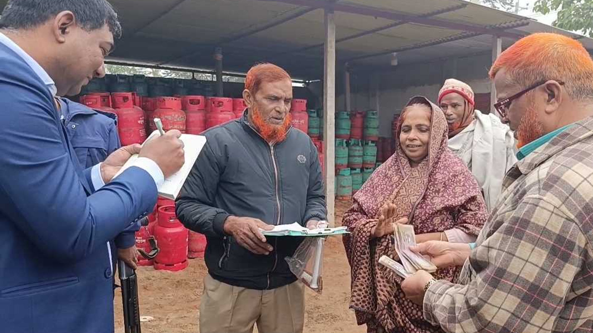 টাঙ্গাইলে সিলিন্ডার গ্যাস ব্যবসায়ীকে ২ লাখ টাকা জরিমানা