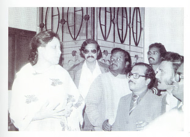 রাজনীতিতে নামার পর ১৯৮২ সালে প্রথম সাংবাদিকদের মুখোমুখি হন খালেদা জিয়া।