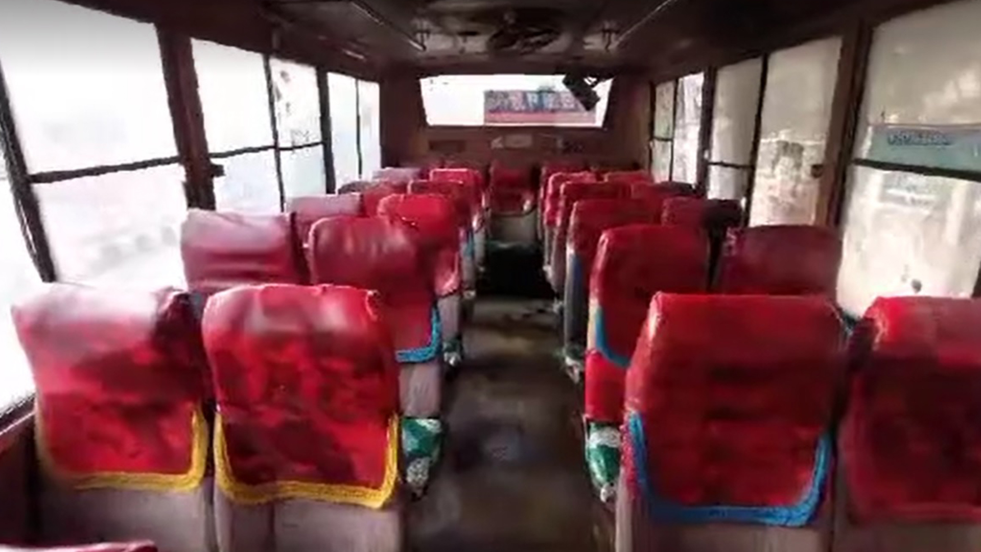 আসাদগেটে প্রজাপতি পরিবহনের একটি বাসে আগুন দেয়া হয়। ছবি ভিডিও থেকে নেয়া