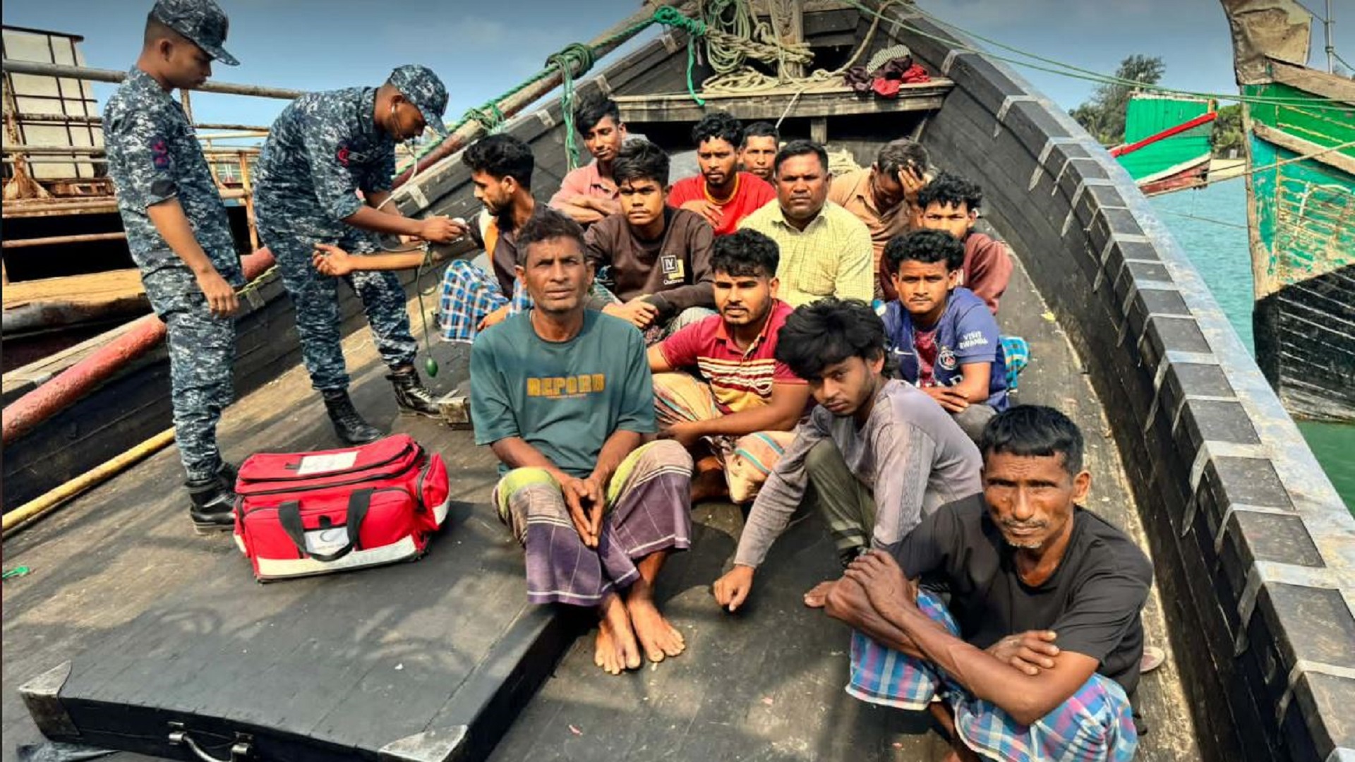 বঙ্গোপসাগরে বিকল ট্রলারসহ ১৫ জেলে উদ্ধার