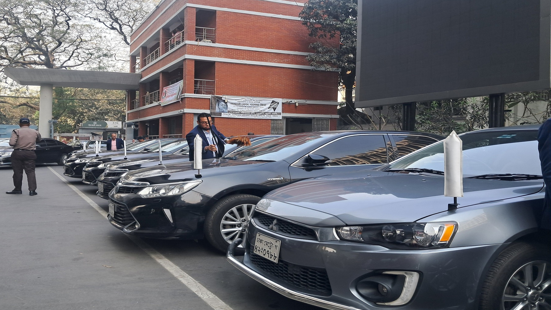 সচিবালয় থেকে এমপি-মন্ত্রীদের জন্য ৪৯টি গাড়ি যাচ্ছে সংসদে