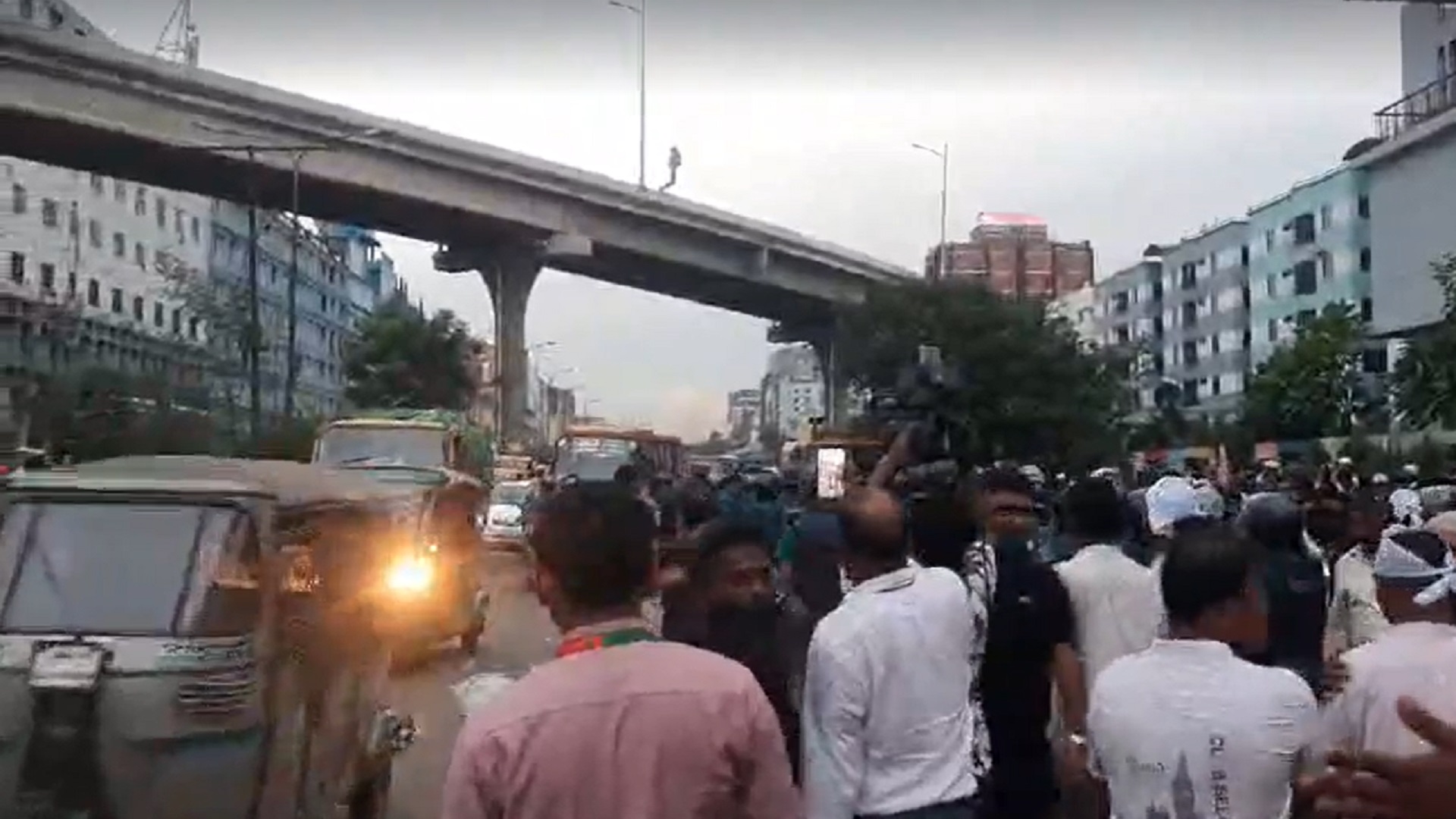 সেনাবাহিনীর হস্তক্ষেপে ৫ ঘণ্টা পর বনানীতে যান চলাচল শুরু