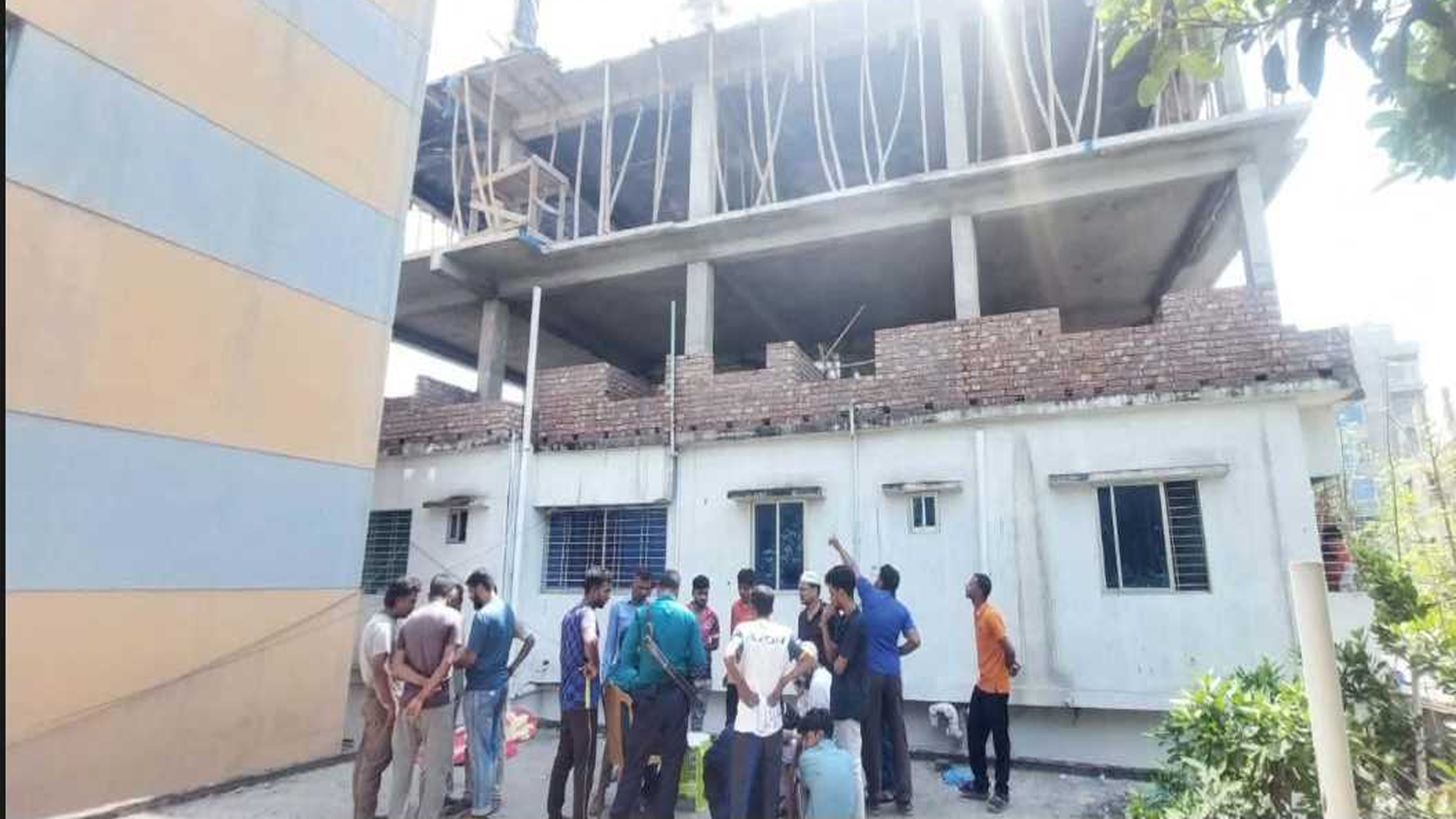 রাজশাহীতে ভবনের ছাদ থেকে পড়ে যুবকের মৃত্যু