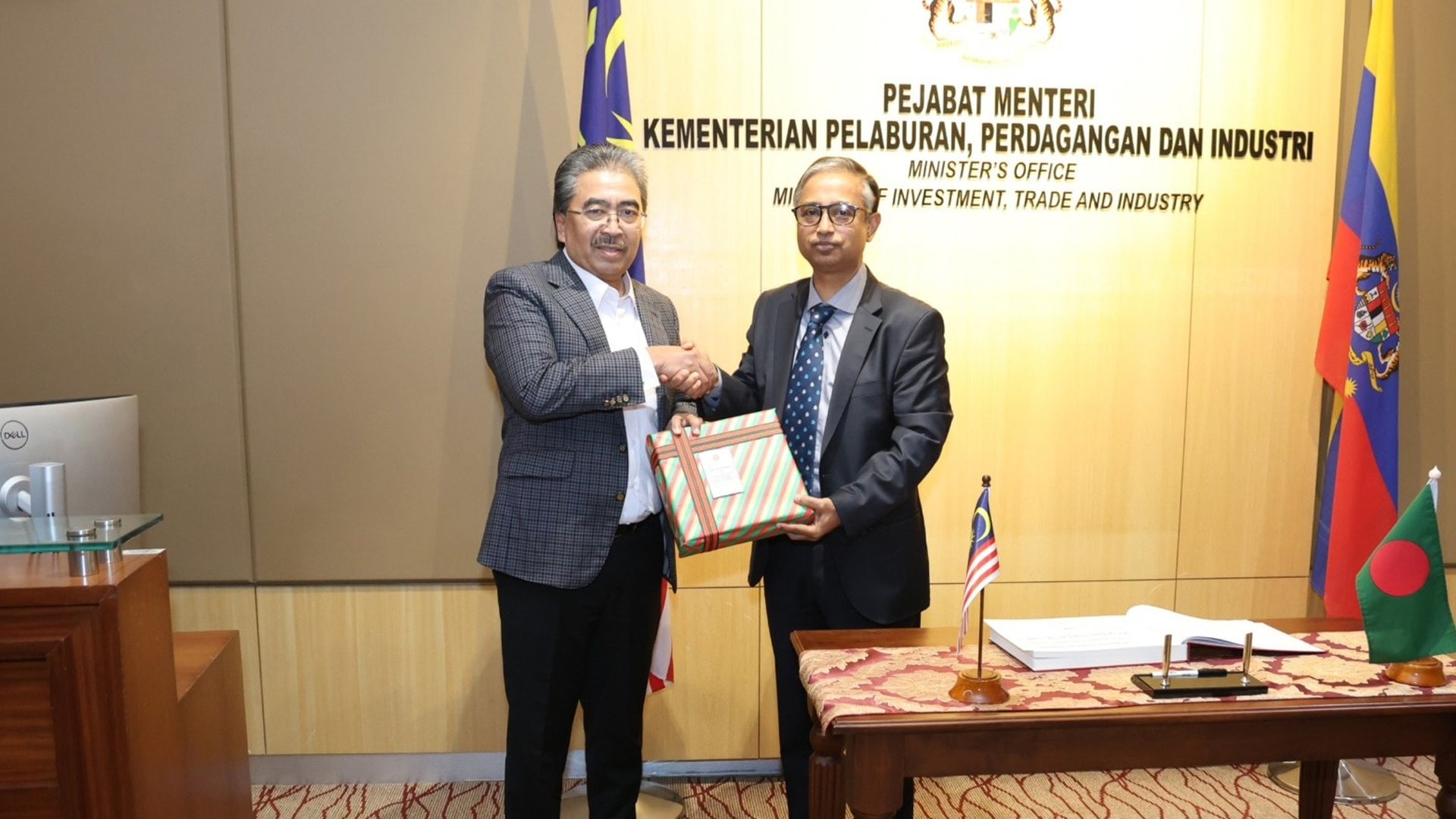 মালয়েশিয়ার শিল্পমন্ত্রীর সাথে বাংলাদেশের হাইকমিশনারের বৈঠক