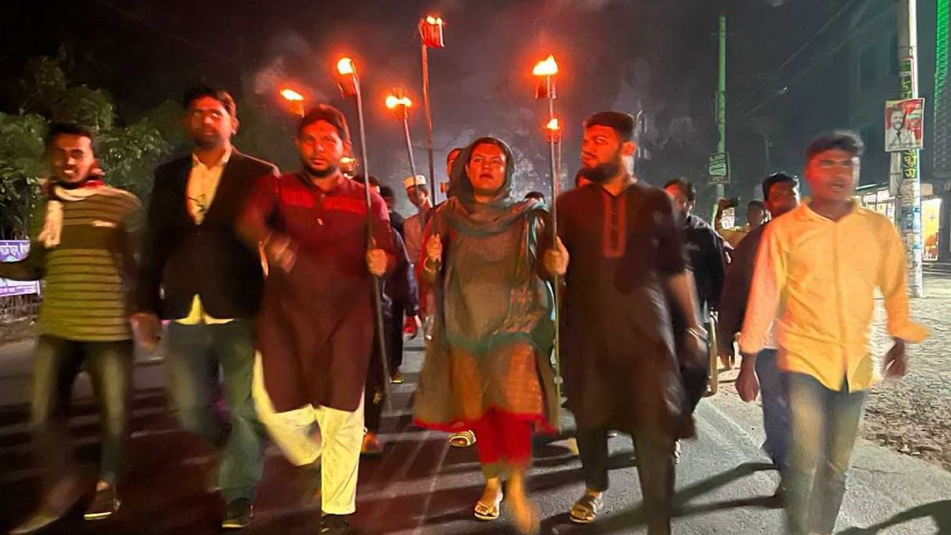 বাগেরহাটে বৈষম্যবিরোধী ছাত্র আন্দোলনের মশাল মিছিল