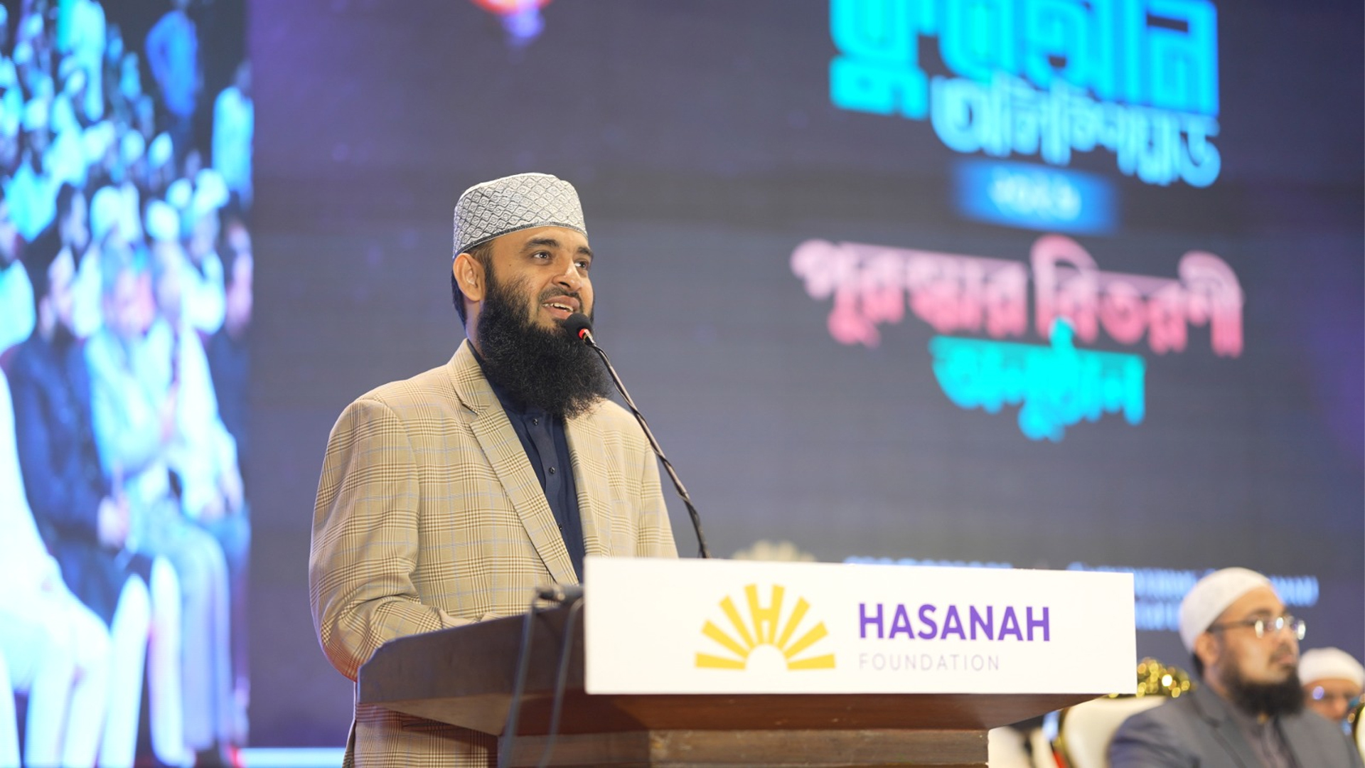 হাসানাহ কুরআন অলিম্পিয়াডের বিজয়ীদের হাতে পুরস্কার তুলে দিলেন আজহারি