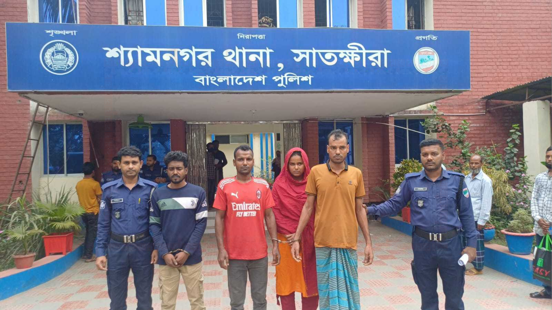 সাতক্ষীরায় আন্তঃজেলা চোর চক্রের ৩ ভাই-বোন গ্রেফতার