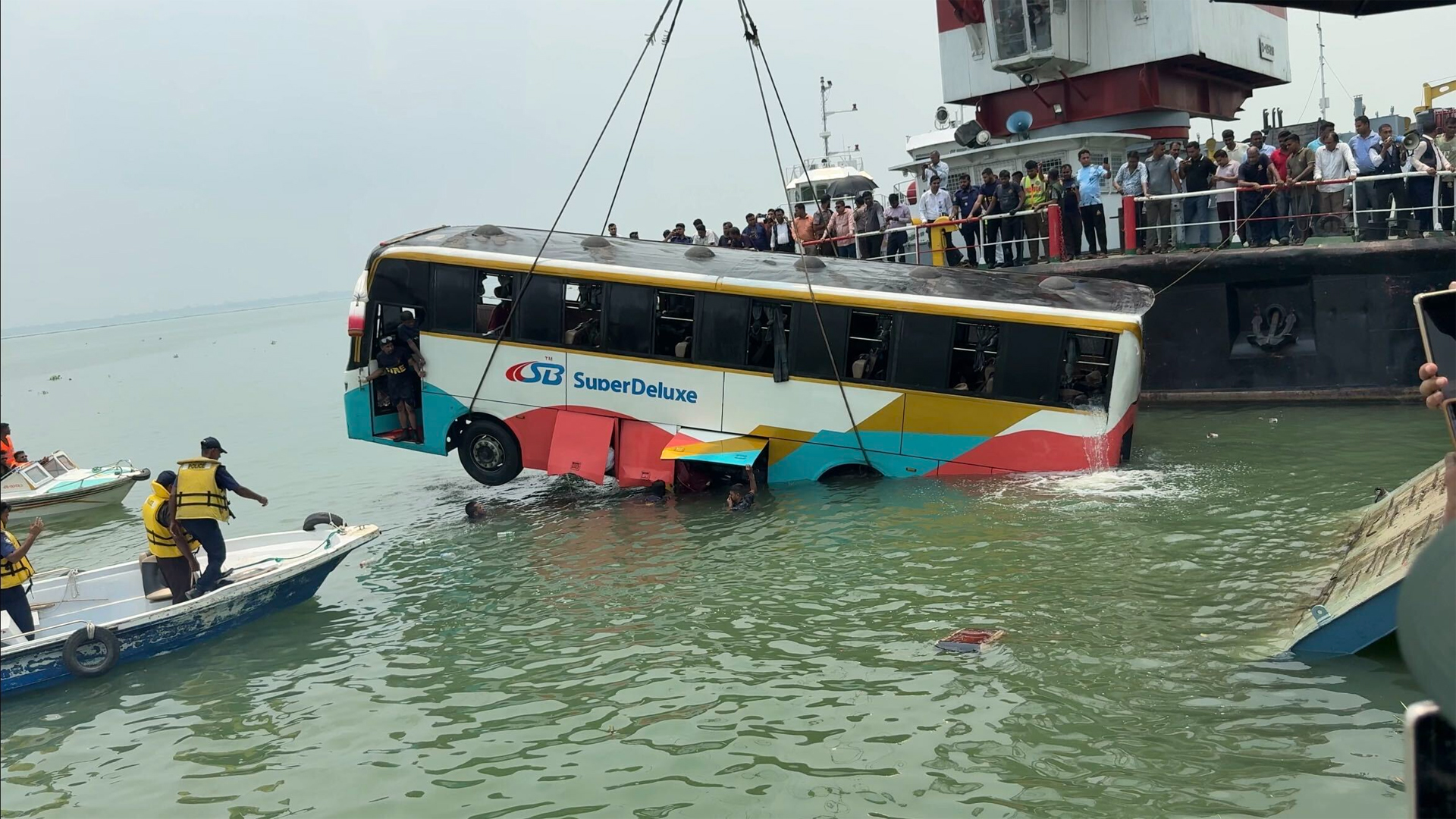 দৌলতদিয়া ফেরিঘাটে বাসডুবির ঘটনায় মামলা