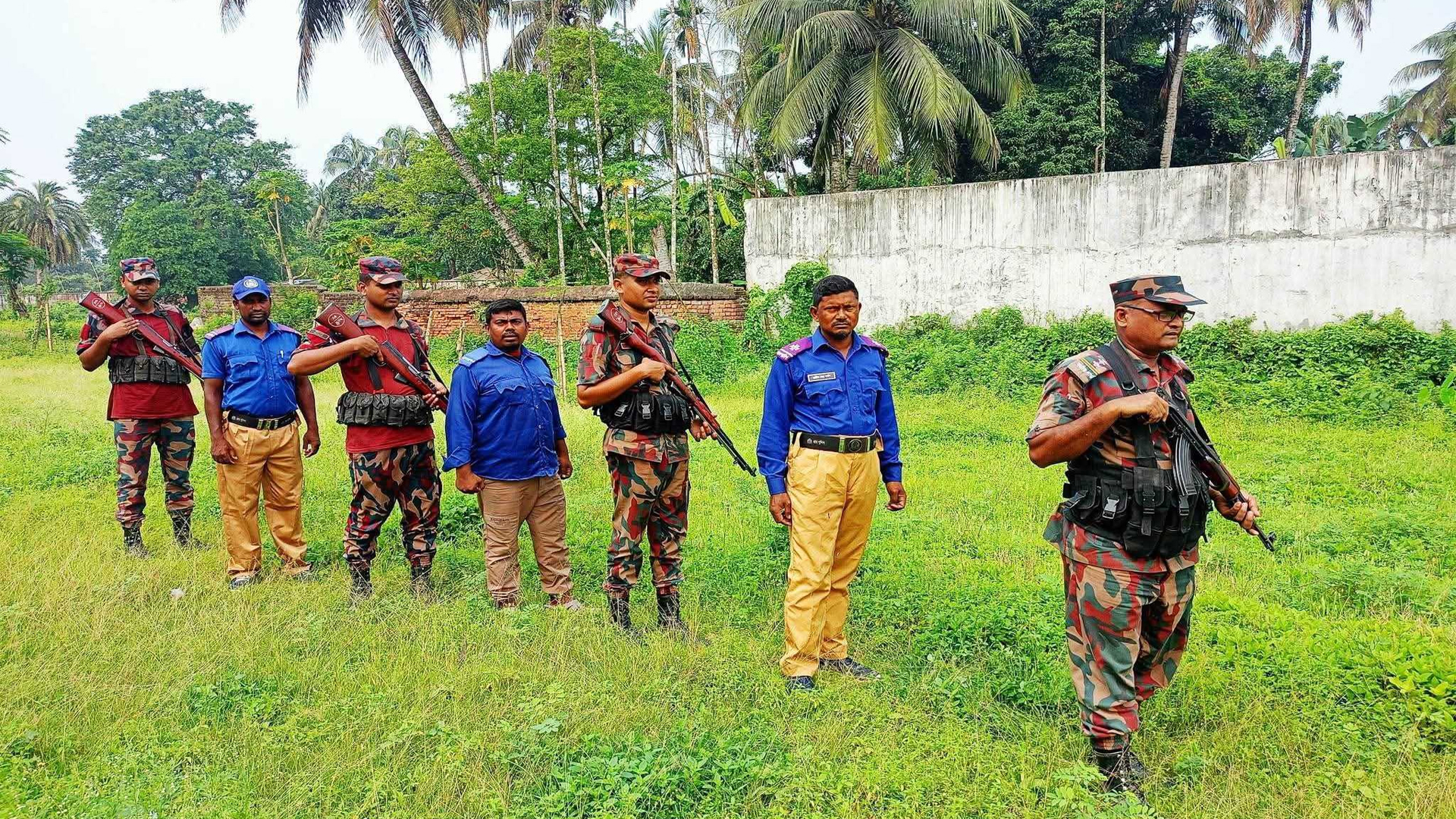 হিলি সীমান্তে বিজিবির সঙ্গে দায়িত্বপালনে গ্রামপুলিশ