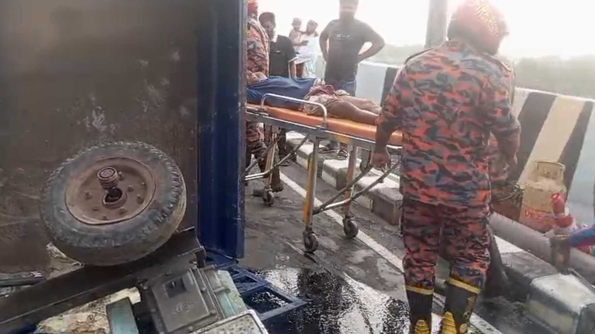 শ্রীনগরে সাবওয়েতে পিকআপ উল্টে আহত ৭