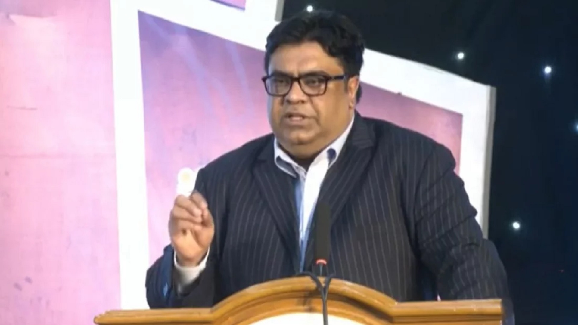 স্মার্টফোনের ন্যূনতম দাম ২৫০০ টাকার মধ্যে আনতে চায় সরকার: প্রধানমন্ত্রীর উপদেষ্টা