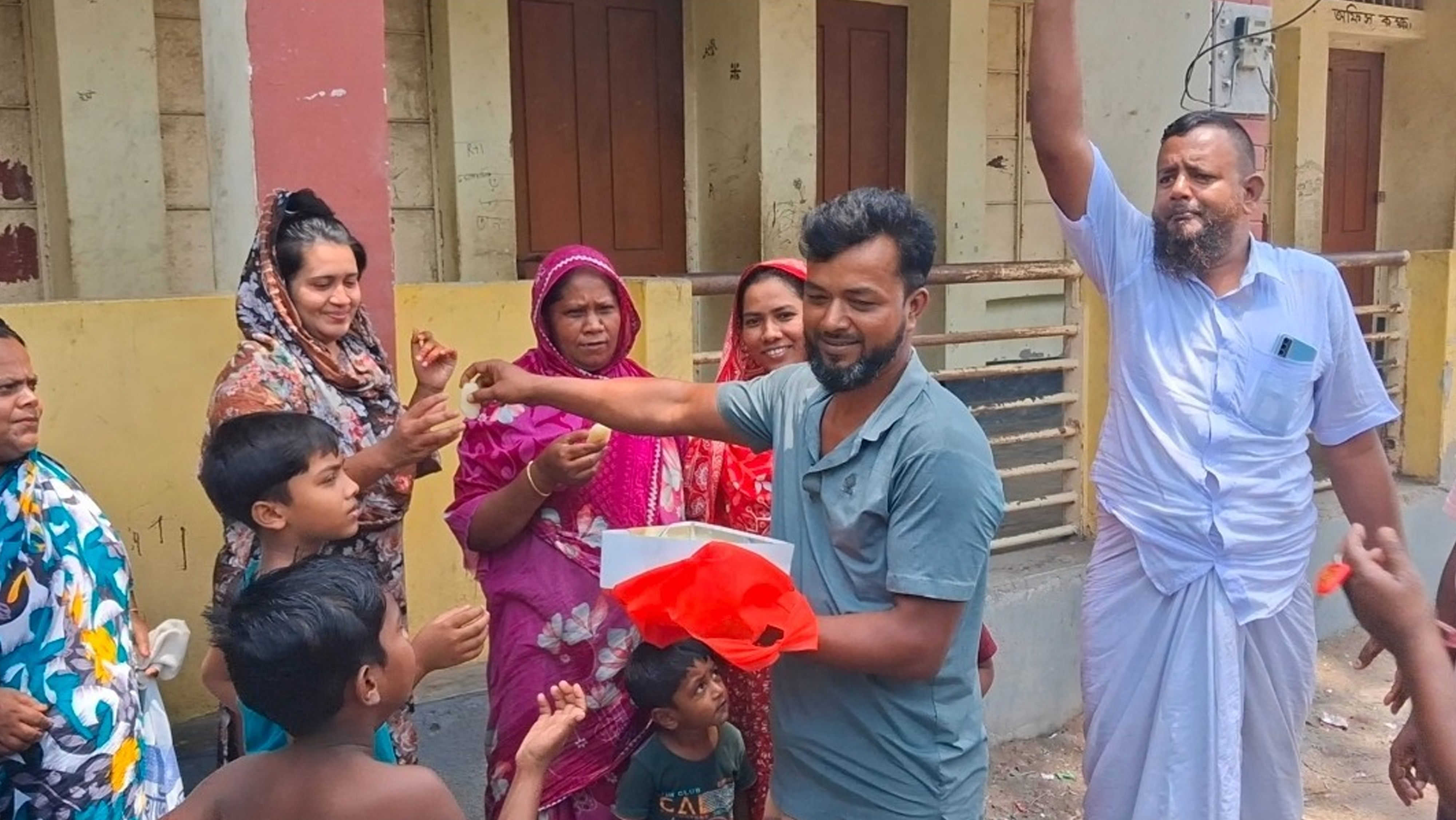 শিক্ষকের শাস্তিমূলক বদলিতে বিদ্যালয়ে অভিভাবকদের মিষ্টি বিতরণ