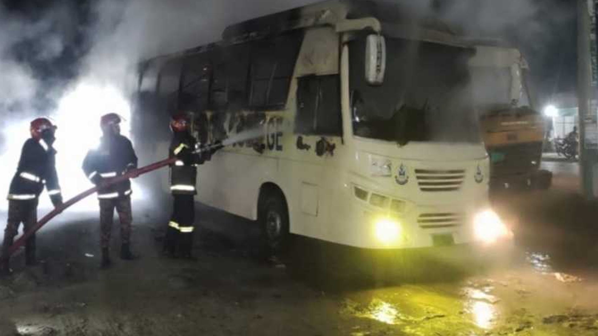 মানিকগঞ্জে আগুনে পুড়লো পার্কিং করা স্কুলবাস