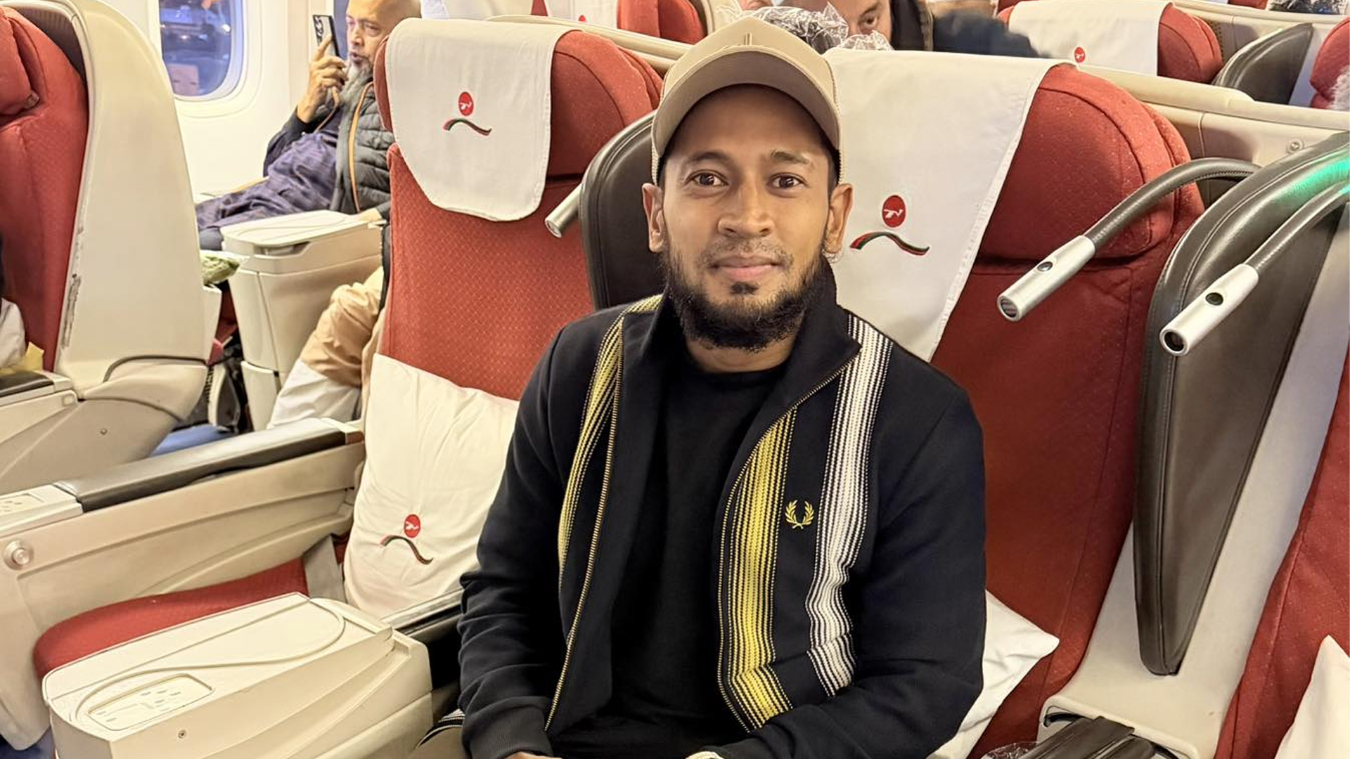 অবশেষে দেশে ফিরলেন মুশফিক
