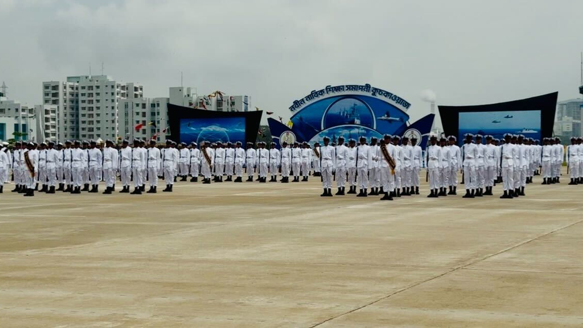 কুচকাওয়াজের মাধ্যমে নৌবাহিনীর বহরে যুক্ত হলেন ৪৪১ নবীন নাবিক