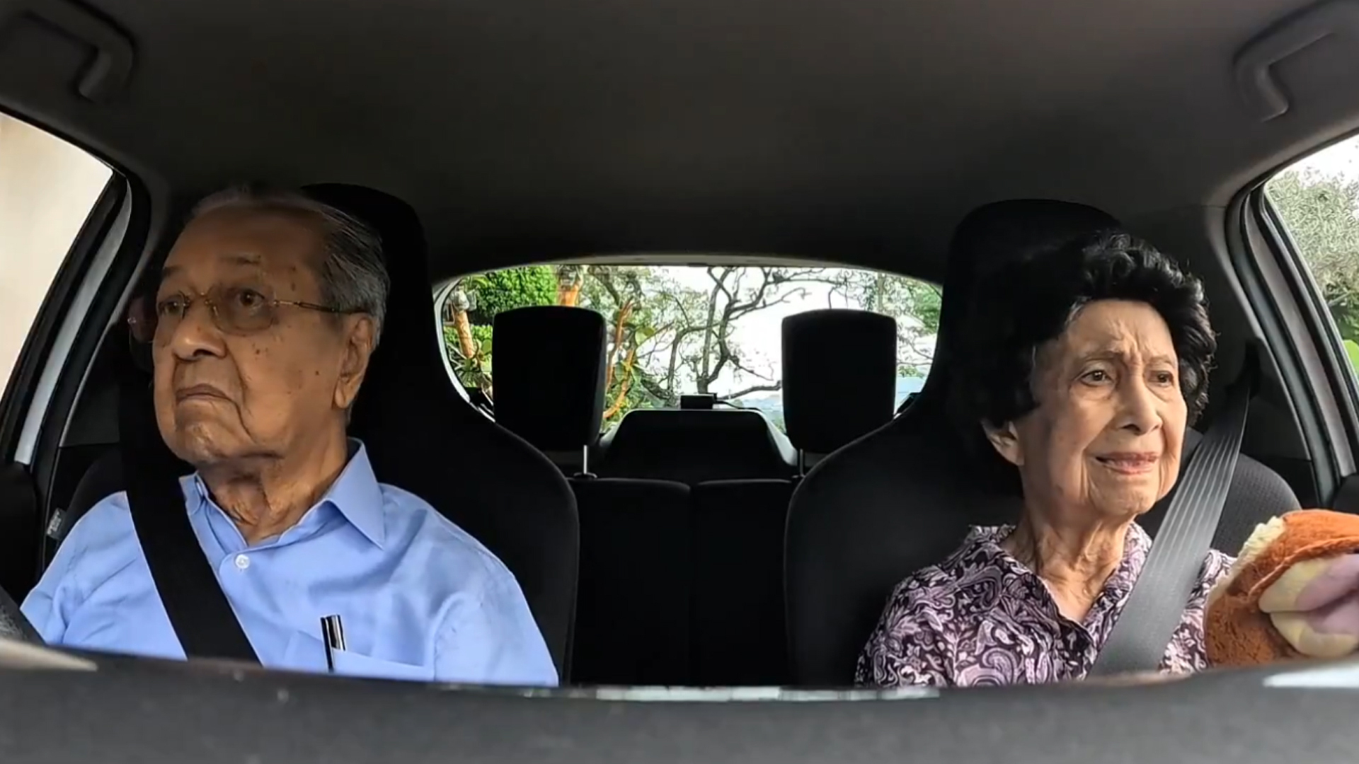 স্ত্রীর সঙ্গে ড. মাহাথিরের খুনসুটির ভিডিও ভাইরাল, দেখে মুগ্ধ নেটিজেনরা