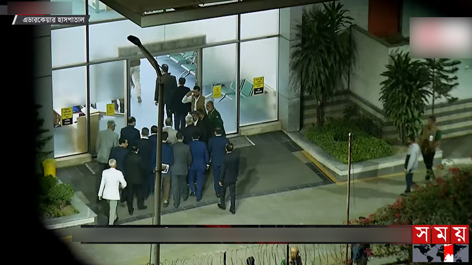 মাকে দেখতে এভারকেয়ারে তারেক রহমান