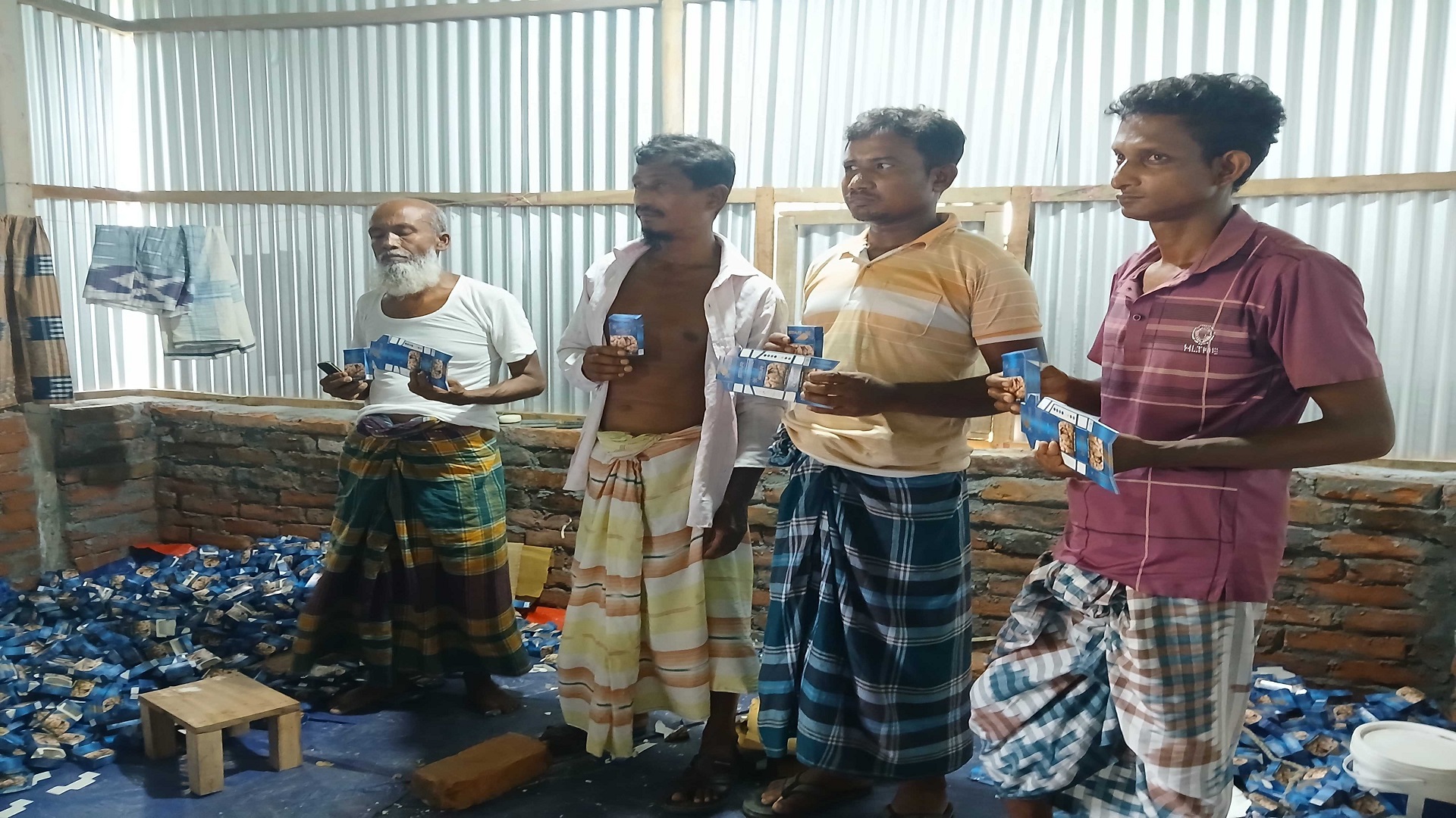সারাক্ষণ বন্ধ থাকতো বাড়িটির গেট, ঢুকে দেখা গেল নকল সিগারেটের কারখানা