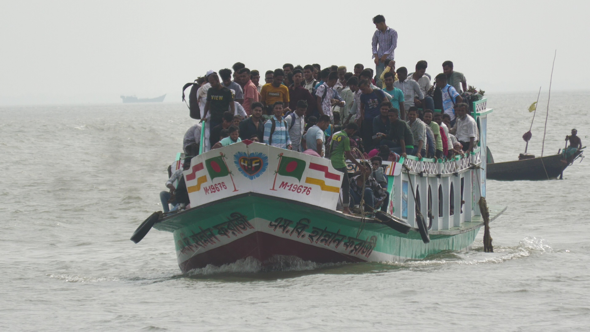 ঈদে ঘরমুখো যাত্রীর চাপ, উত্তাল মেঘনা ঝুঁকি নিয়ে ট্রলারে পারাপার