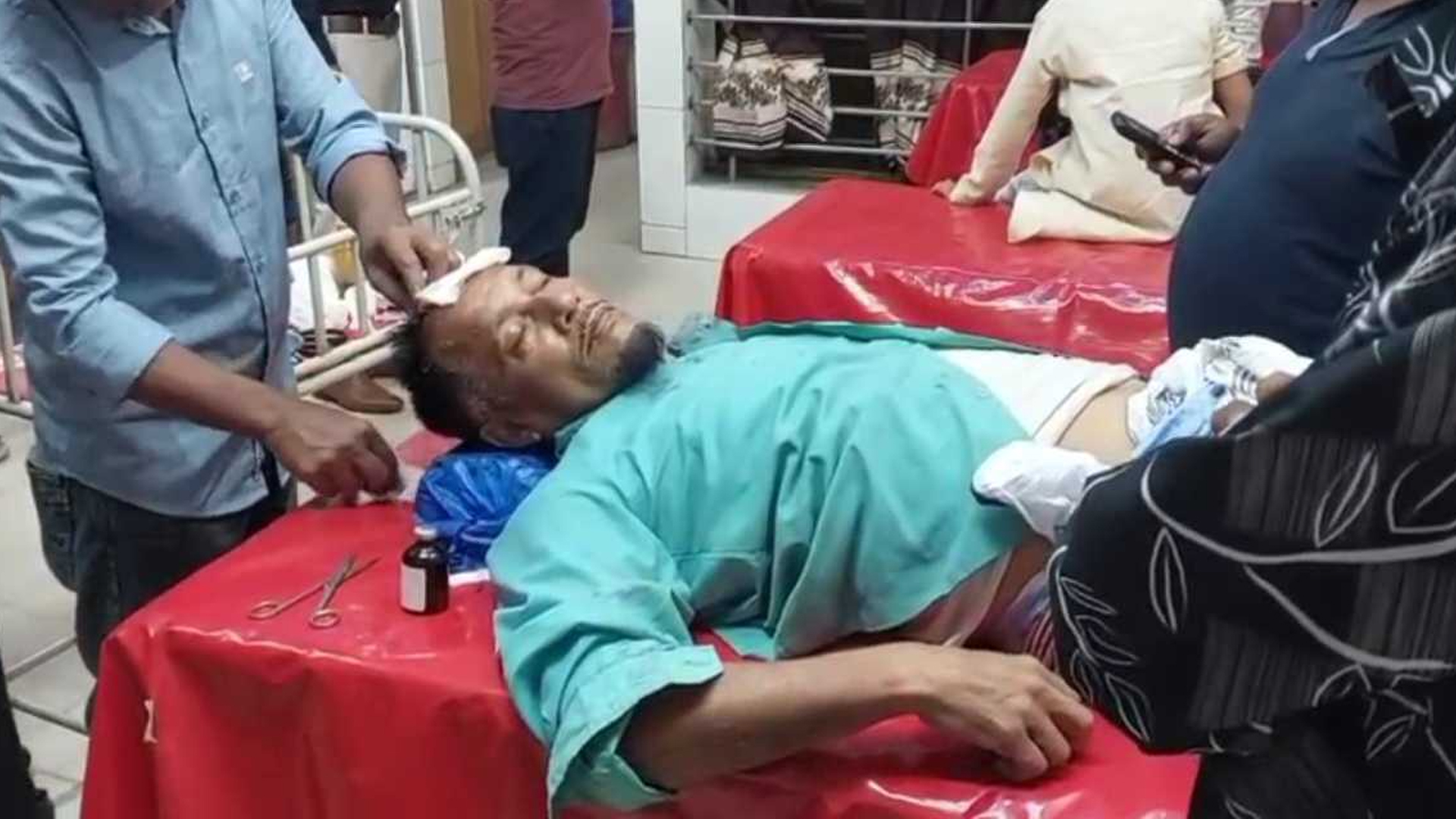 মাদারীপুরে পারিবারিক কলহের জেরে সংঘর্ষ, নারীসহ আহত ৪