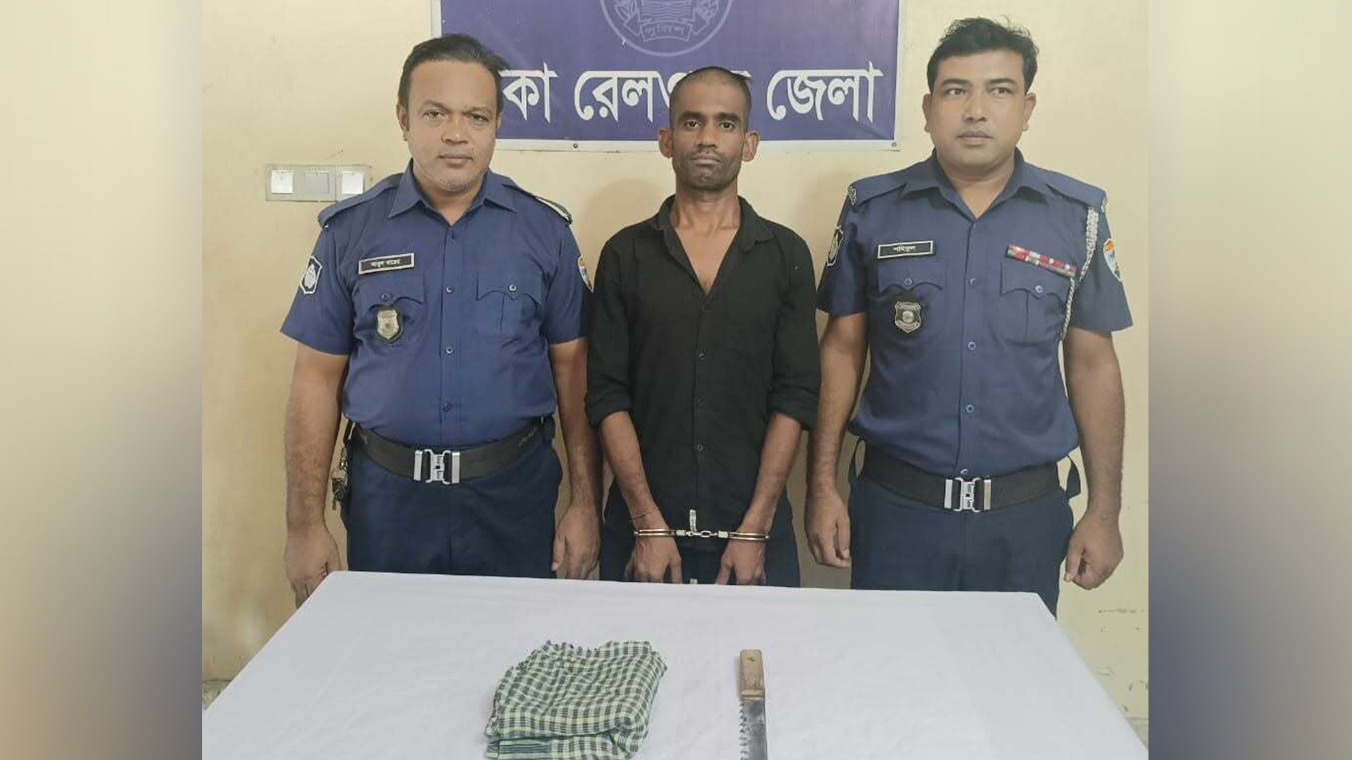 কমলাপুরে ভাইরাল সেই যুবকের চাকুটি উদ্ধার