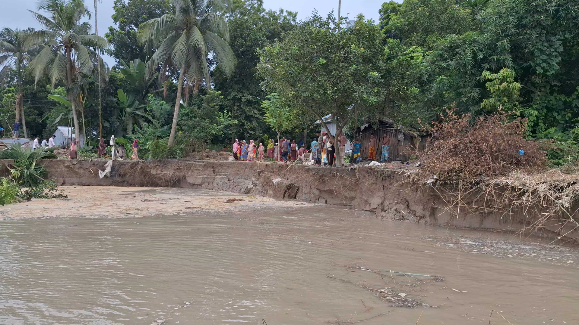 মধুমতির ভয়াল থাবায় দিশেহারা হাজারো পরিবার, নিরুপায় পাউবো!
