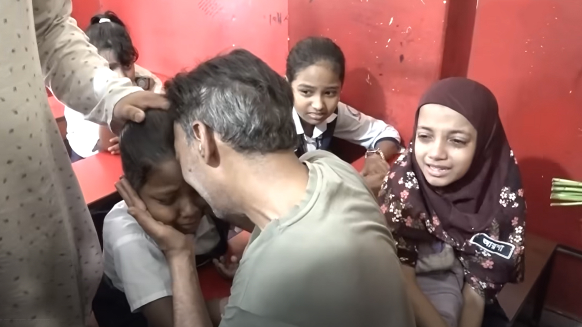শ্রেণিকক্ষে বসে অঝরে কাঁদলেন রামিসার বাবা, কাঁদালেন সহপাঠীদেরও
