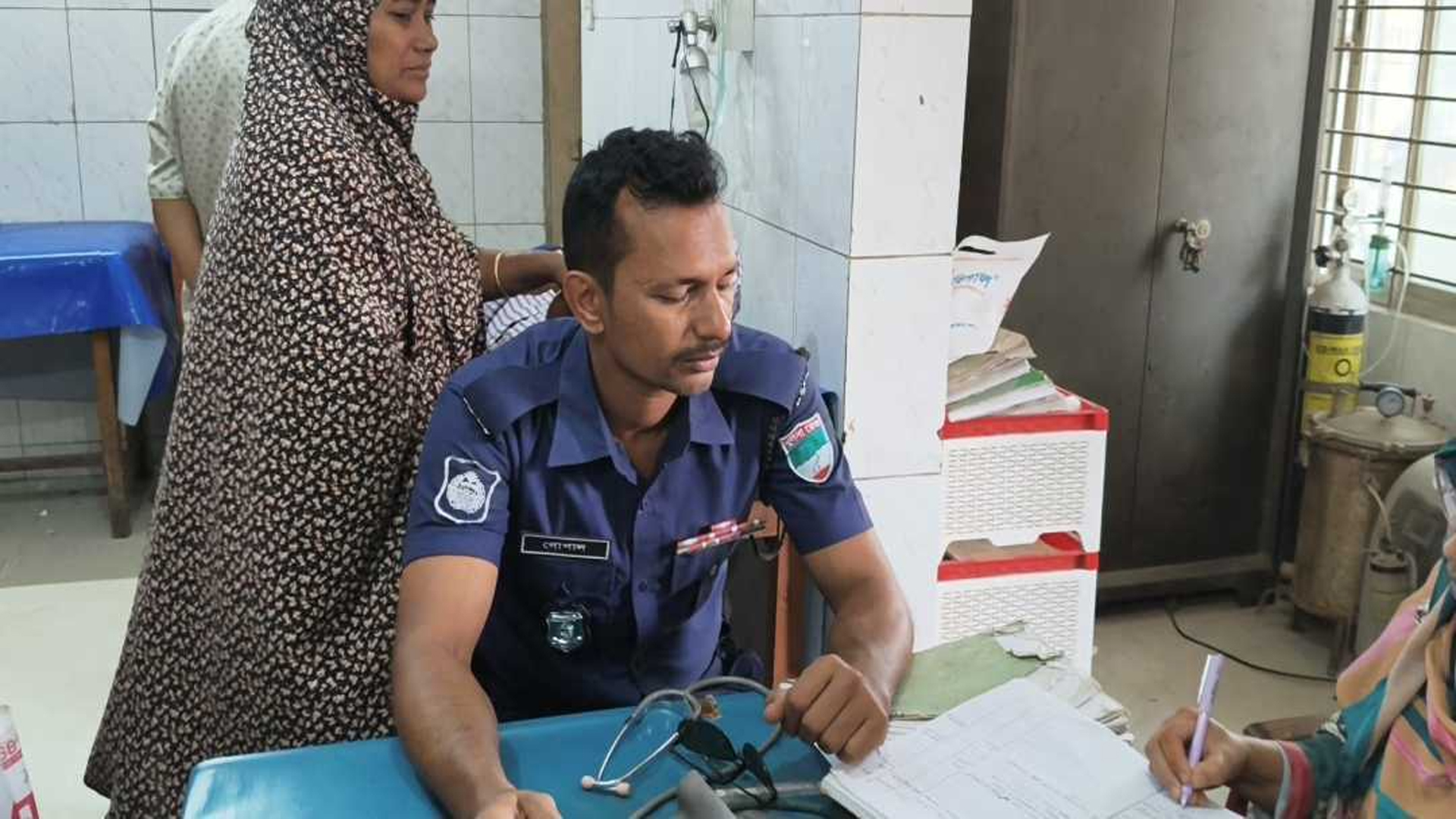 মেহেরপুরে তেল পাম্পে হট্টগোল, পুলিশ সদস্য আহত, মোবাইল ছিনতাই