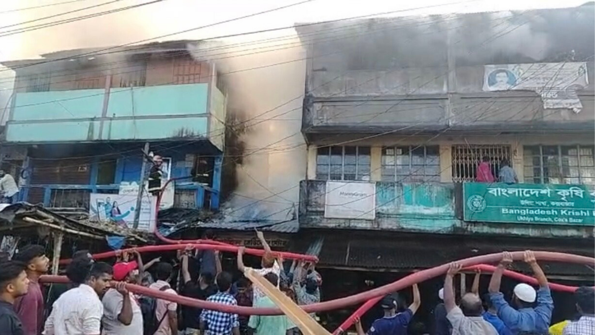 নিয়ন্ত্রণে উখিয়ার একরাম মার্কেটের আগুন, ক্ষতিগ্রস্ত ২৫ স্থাপনা