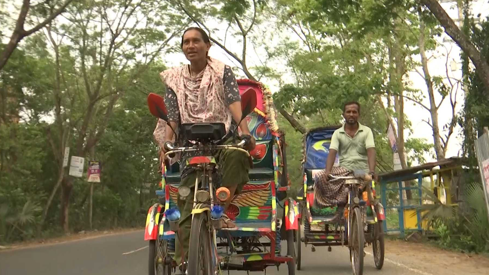 বালুর হেলপারি থেকে রিকশাচালক, সংসার টানতে হেলেনা বেগমের জীবনযুদ্ধ