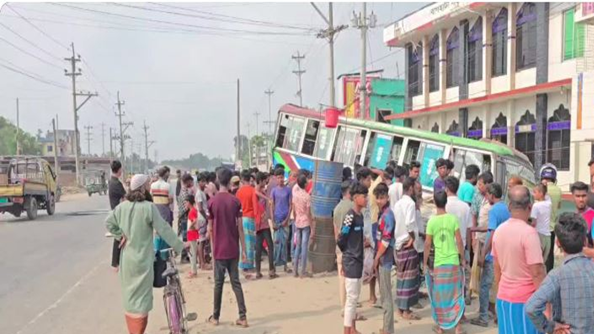 নরসিংদীতে বাস-কাভার্ড ভ্যানের সংঘর্ষে পথচারী নিহত