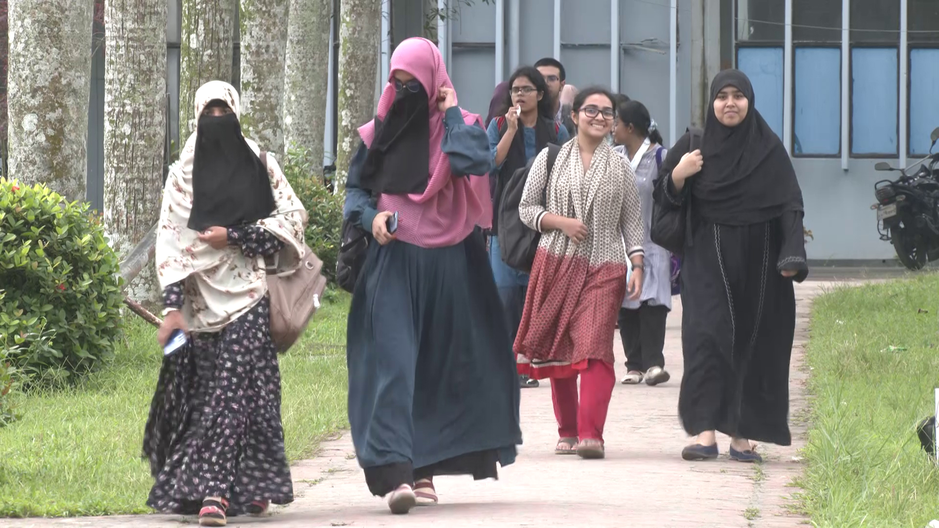 অবশেষে উৎসবমুখর পরিবেশে ক্লাসে ফিরেছে বাকৃবি শিক্ষার্থীরা