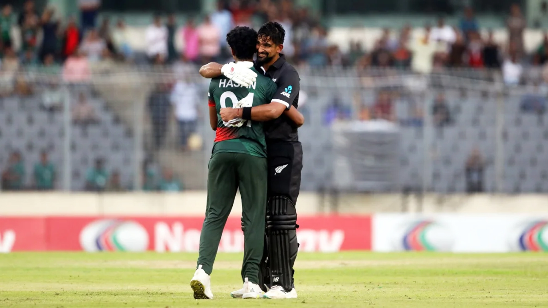 ক্রিকেটে এক বিরল ঘটনার জন্ম দিলেন হাসান মাহমুদ। বাংলাদেশি এই পেসার নিউজিল্যান্ডের ইশ সোধিকে আউট করেও ফিরিয়ে দেন। ছবি : সংগৃহীত