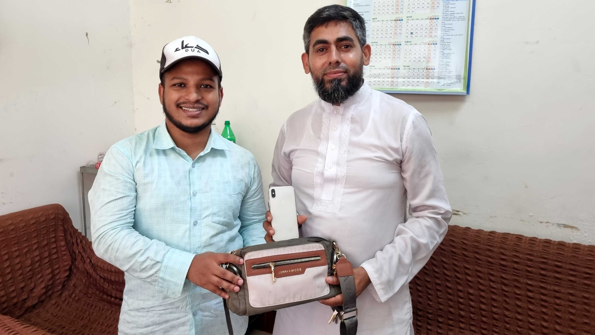 হারানো ব্যাগে পাওয়া স্বর্ণালঙ্কার-টাকা ফিরিয়ে দিলেন বাকৃবি শিক্ষার্থী
