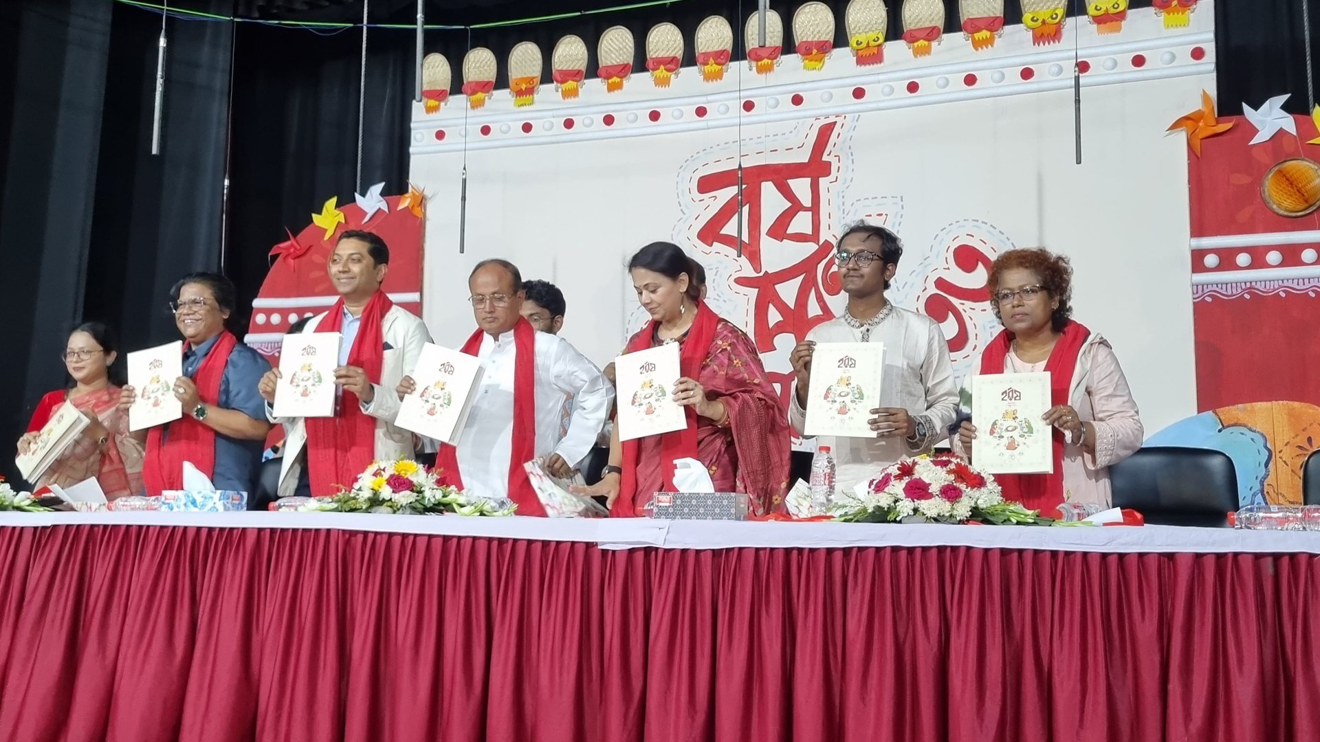 নববর্ষের বর্ণিল আয়োজনে মুখরিত হয়ে ওঠে টিএসসি প্রাঙ্গণ