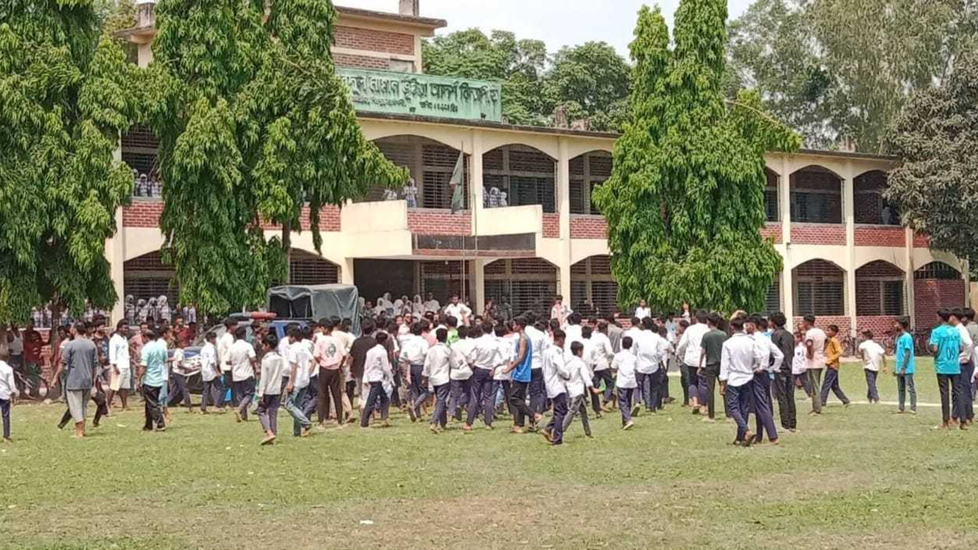 প্রাইভেট পড়াতে রাজি না হওয়ায় শিক্ষকের ওপর হামলা, পুলিশের গাড়ি ভাঙচুর