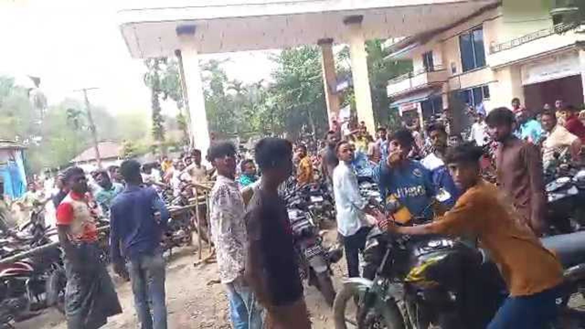 পঞ্চগড়ে পেট্রোল পাম্পে পুলিশ সদস্যের ওপর হামলা