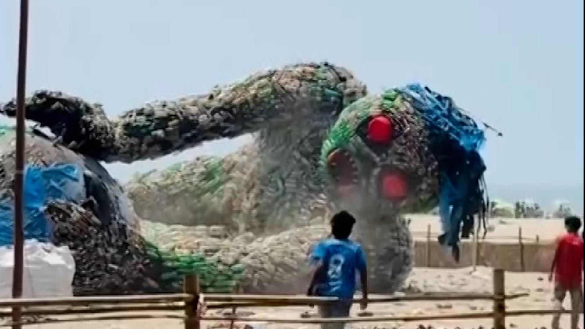 সরিয়ে ফেলা হলো সৈকতের আকাশছোঁয়া সেই ‘বর্জ্যদানবটি’