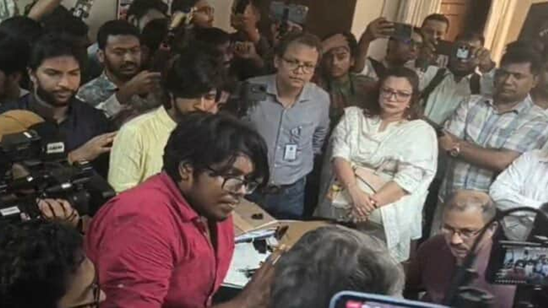 তিন দাবিতে ঢাবির রেজিস্ট্রার ভবন ঘেরাও