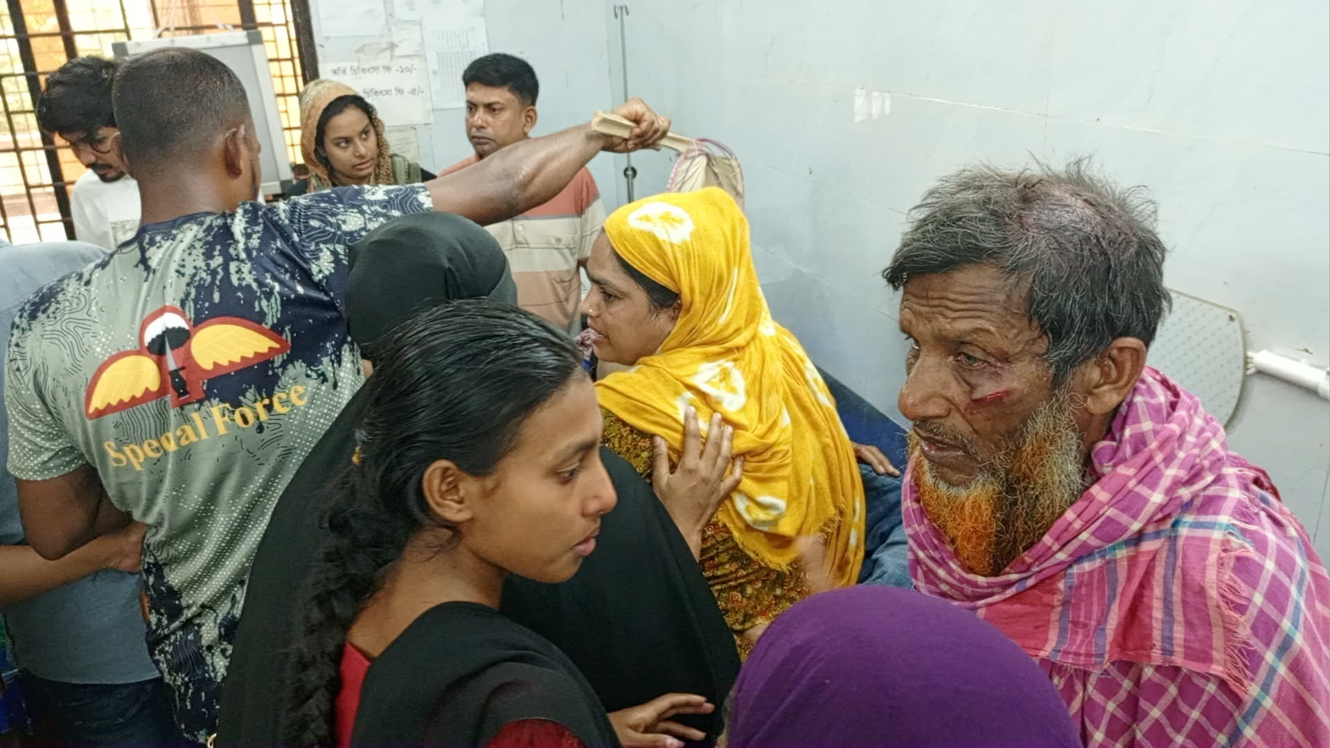 বাকিতে চা না দেয়ায় দুপক্ষের সংঘর্ষ, আহত ১০